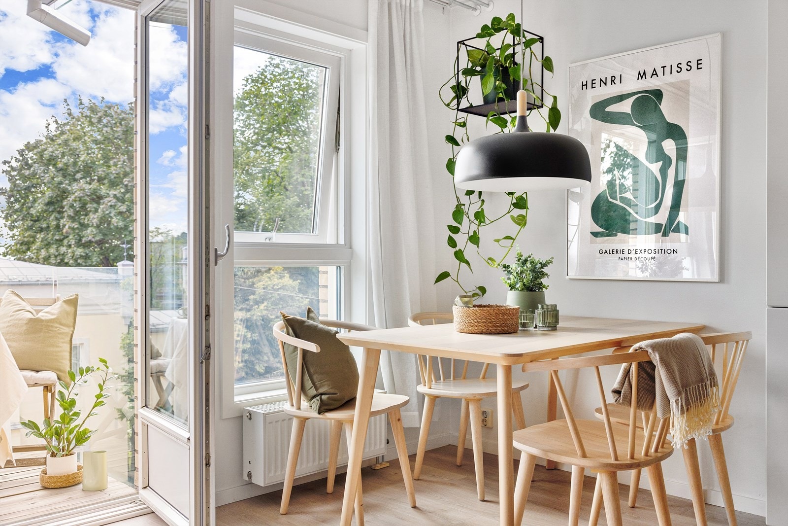 Leiligheten ligger i 3. etasje og inneholder entré, kjøkken, stue, soverom og bad. Galleribilde