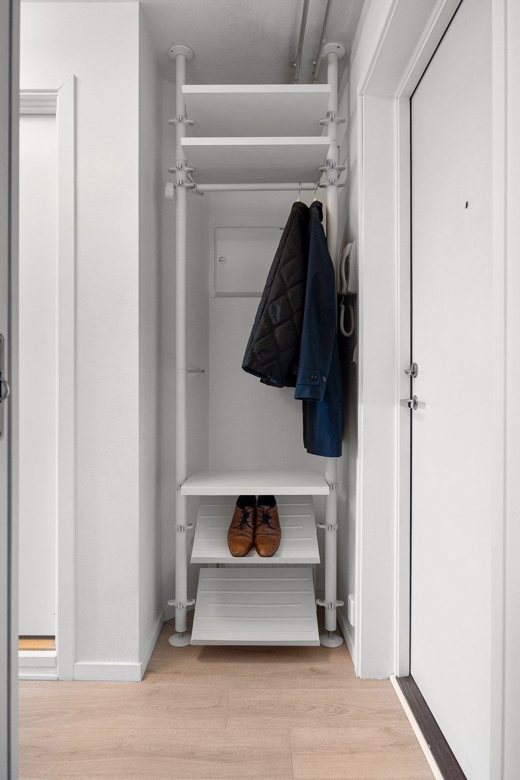 Åpen garderobeløsning med plass til sko og yttertøy. Galleribilde