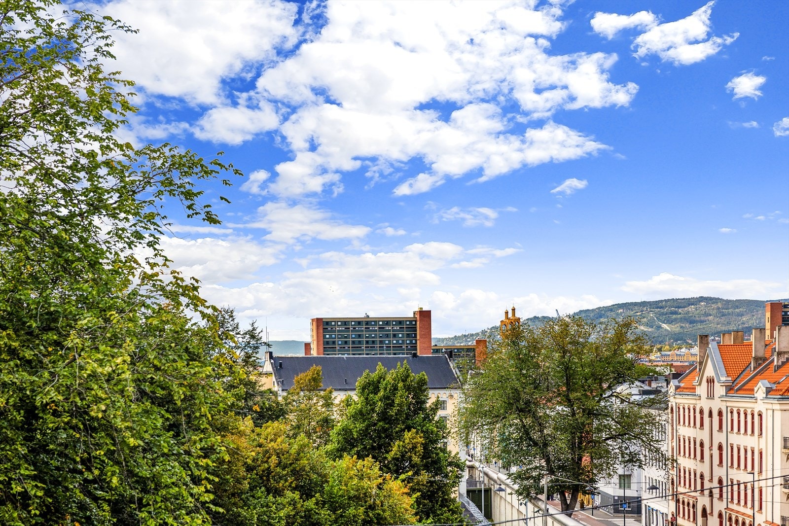 Fra balkongen er det nydelig utsikt mot solnedgangen over Barcode og utover fjorden. Galleribilde