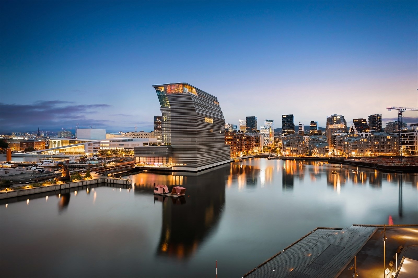 Ca. 15 min gange til Bjørvika/Sørenga med en rekke kulturtilbud som Munch museet, Operaen, samt flere restauranter og butikker. Galleribilde