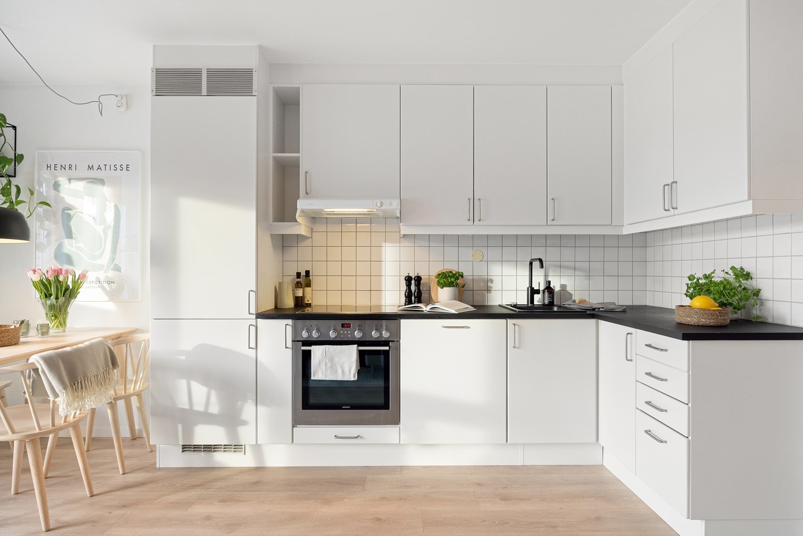 Praktisk kjøkken med mye skap- og benkeplass. Galleribilde