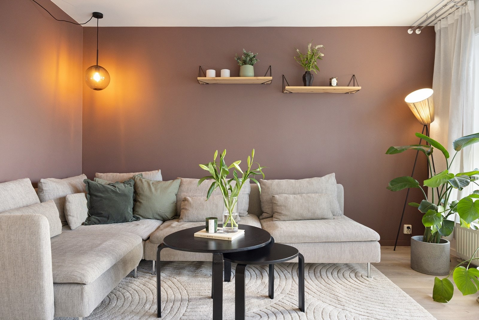 God plass til en sofaseksjon. Galleribilde