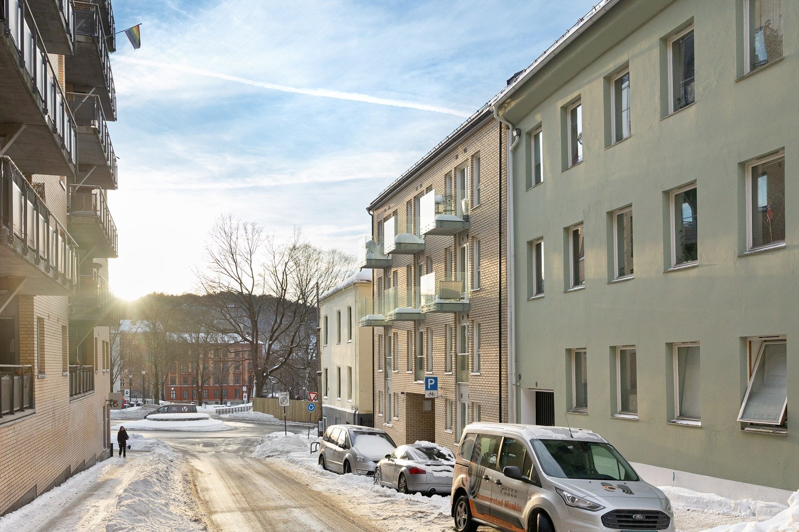 Rett over veien ligger dagligvarebutikken Rema 1000. Galleribilde