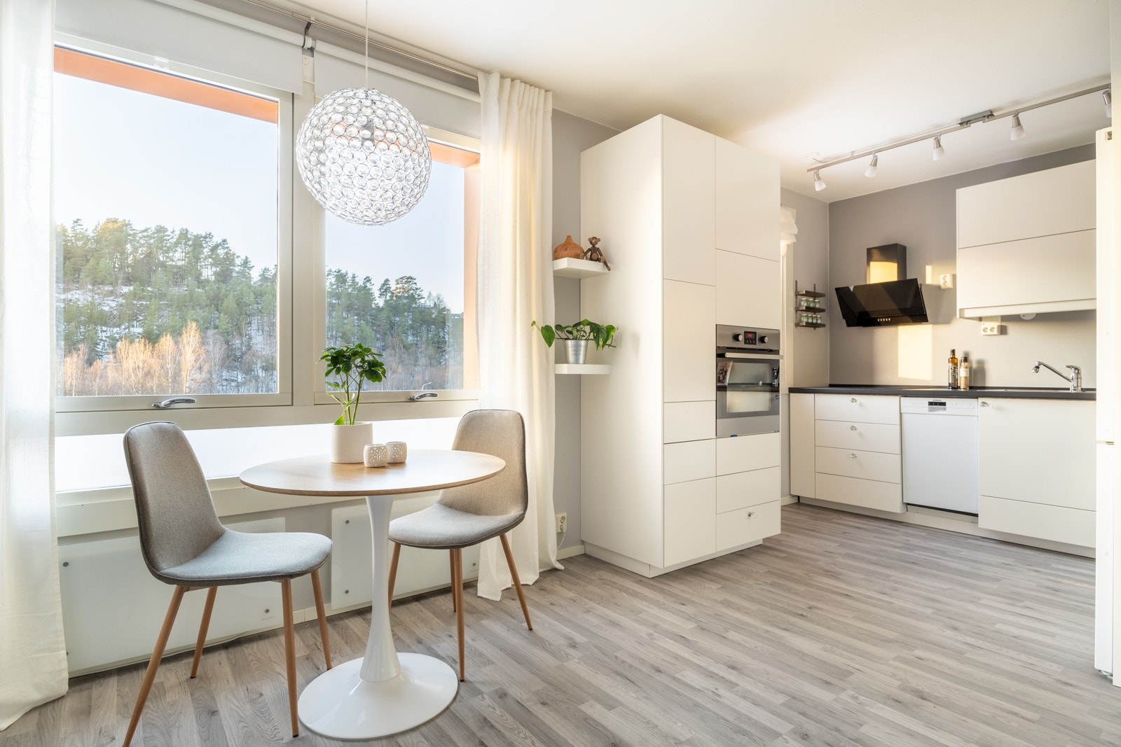 Stuen og kjøkkenet ligger i en sosial åpen løsning. Galleribilde