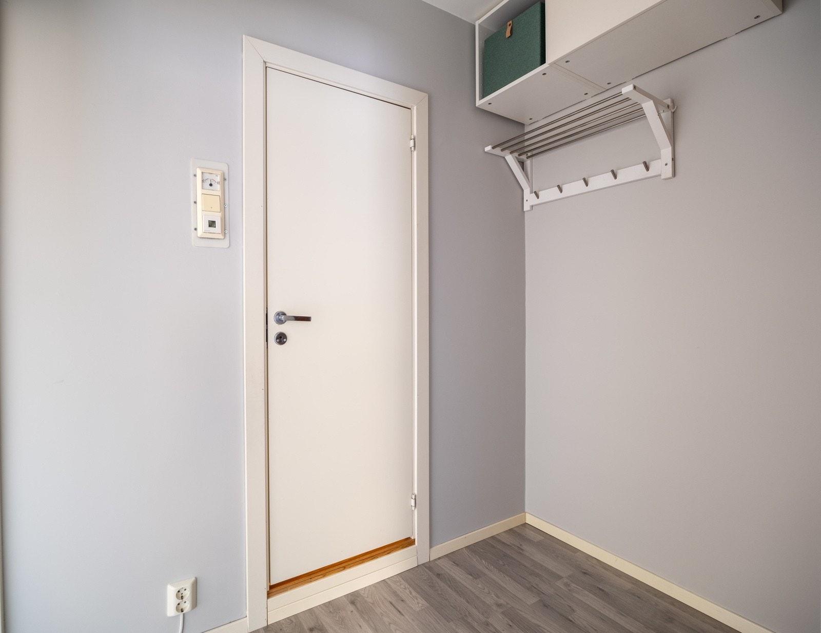 Romslig entré med plass for klesoppheng og oppbevaring av sko. Galleribilde