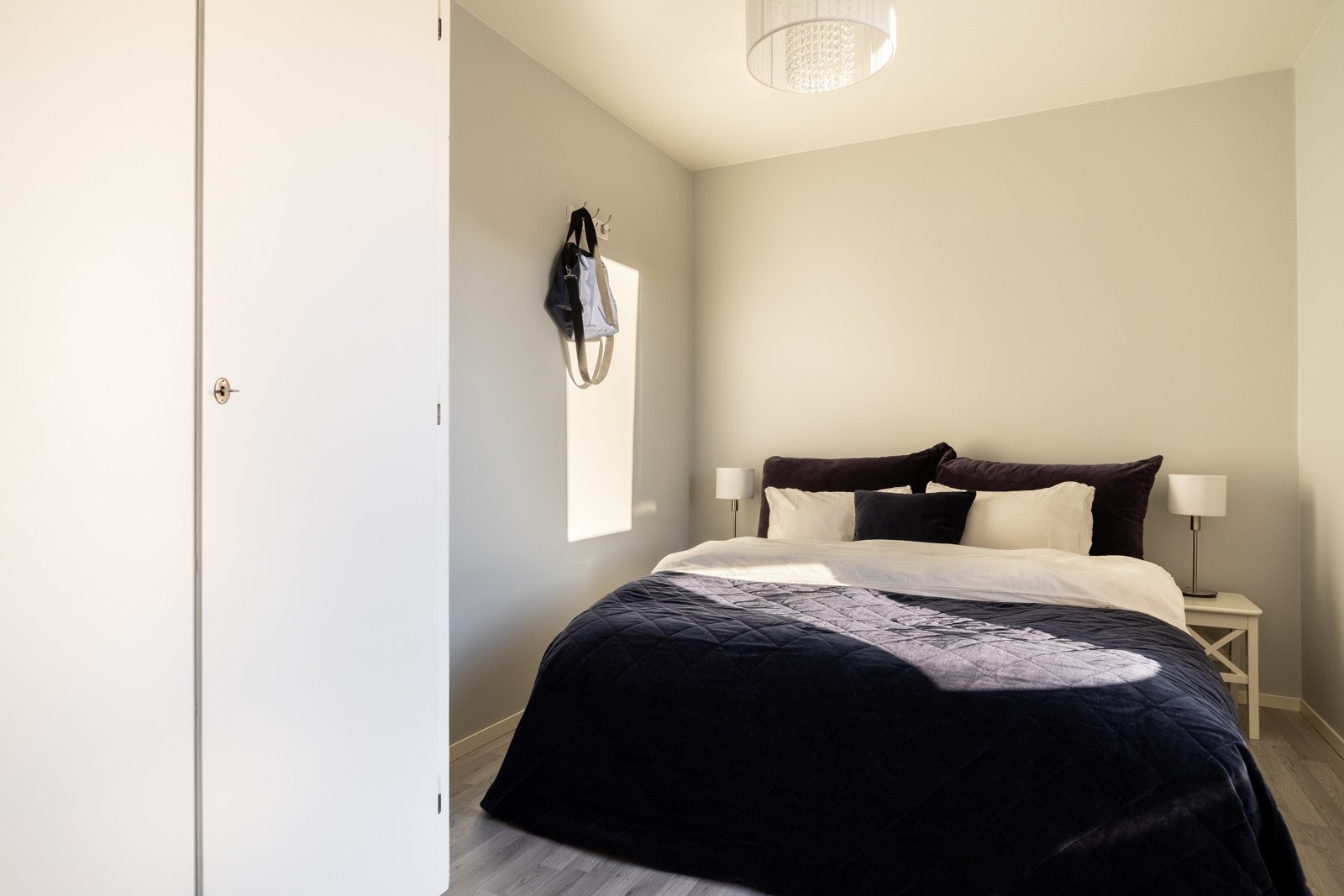 Hovedsoverommet er romslig med god plass for dobbeltseng og tilhørende nattbord. Galleribilde