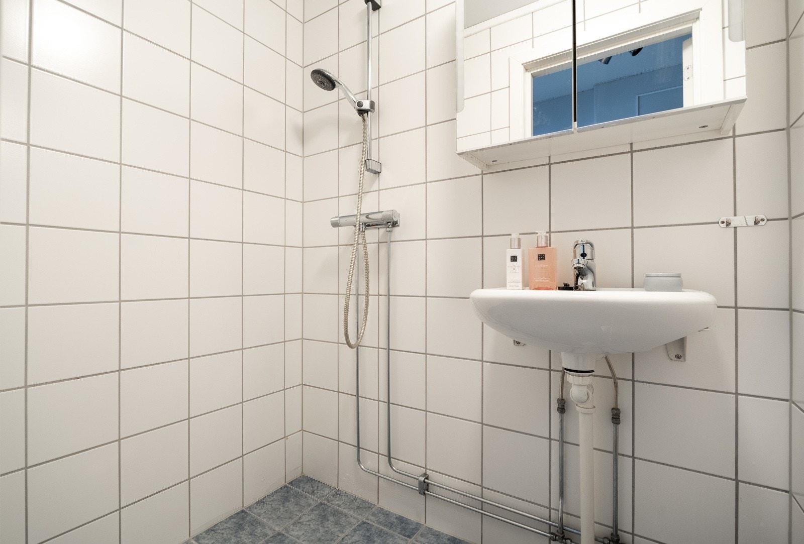 Videre får man et flislagt bad med gulvvarme. Galleribilde