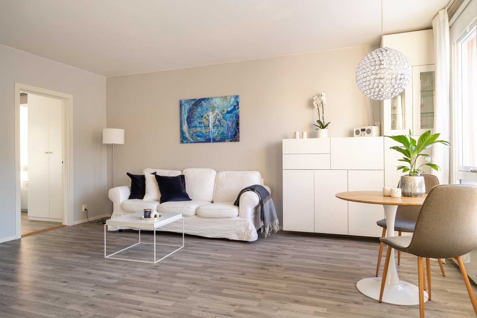 Det er god plass til å innrede etter ønske og behov med både sofagruppe, stoler, bord og tilhørende mediemøblement. Galleribilde