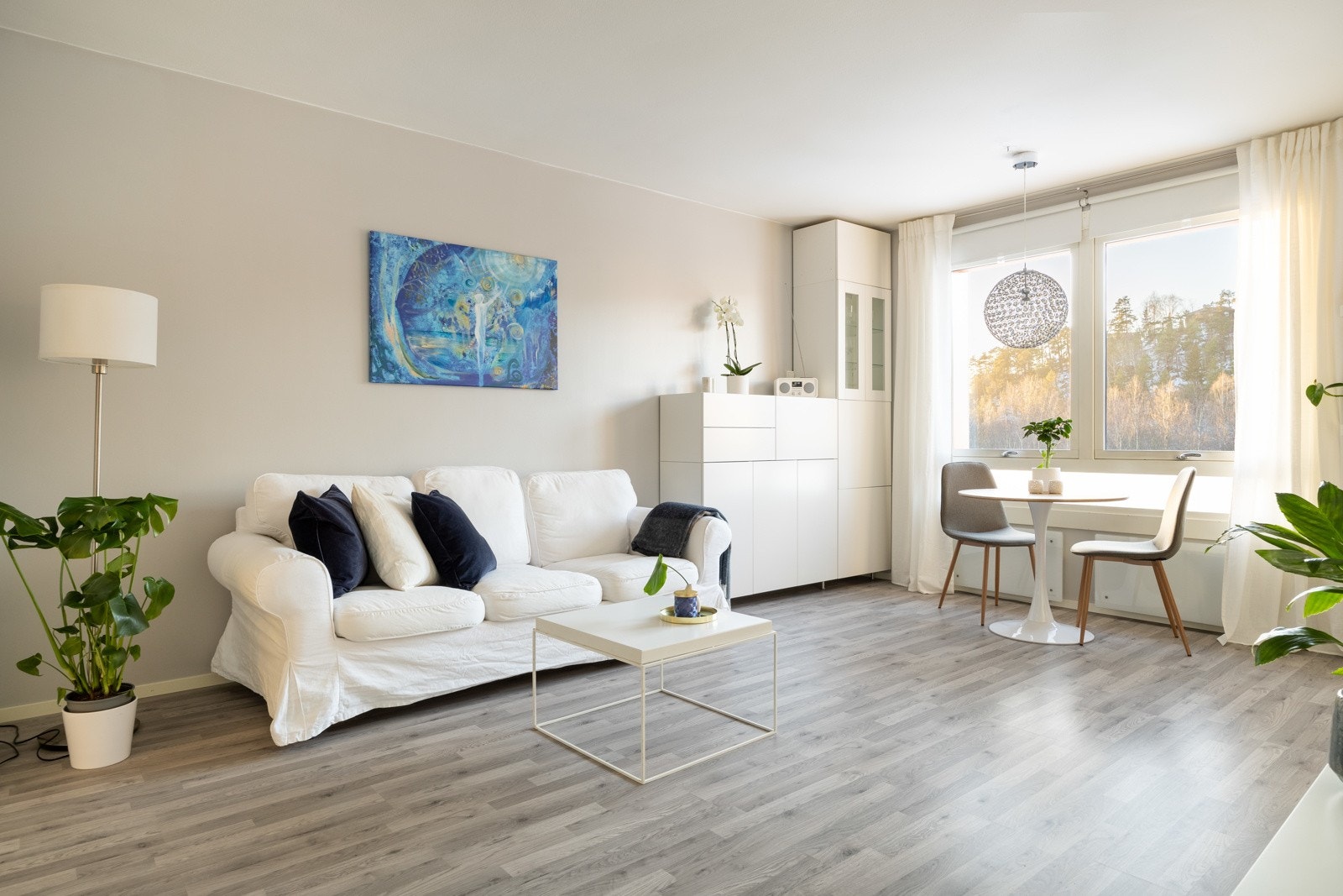 Store vindusflater slipper inn rikelig med naturlig lys, som bidrar til et trivelig oppholdsrom. Galleribilde