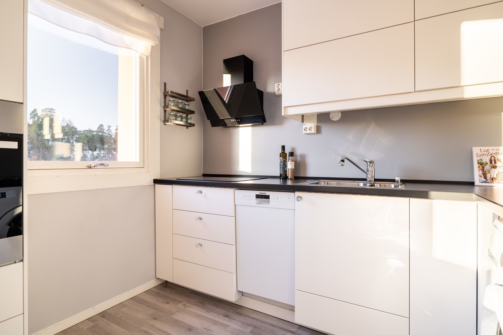 Det er delvis integrerte hvitevarer, samt frittstående kjøleskap med frysedel. Galleribilde