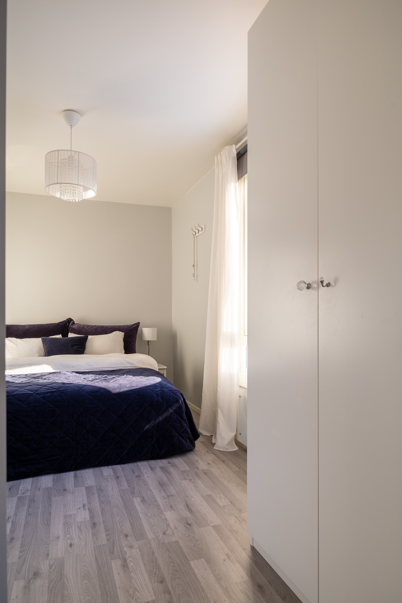 Oppbevaringsplass i medfølgende garderobeskap. Galleribilde