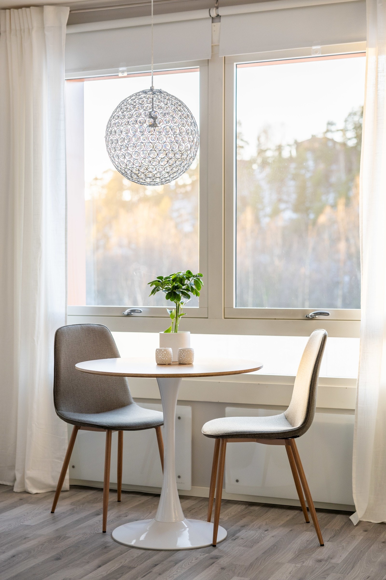 Det er plass til spisegruppe ved vinduet. Galleribilde