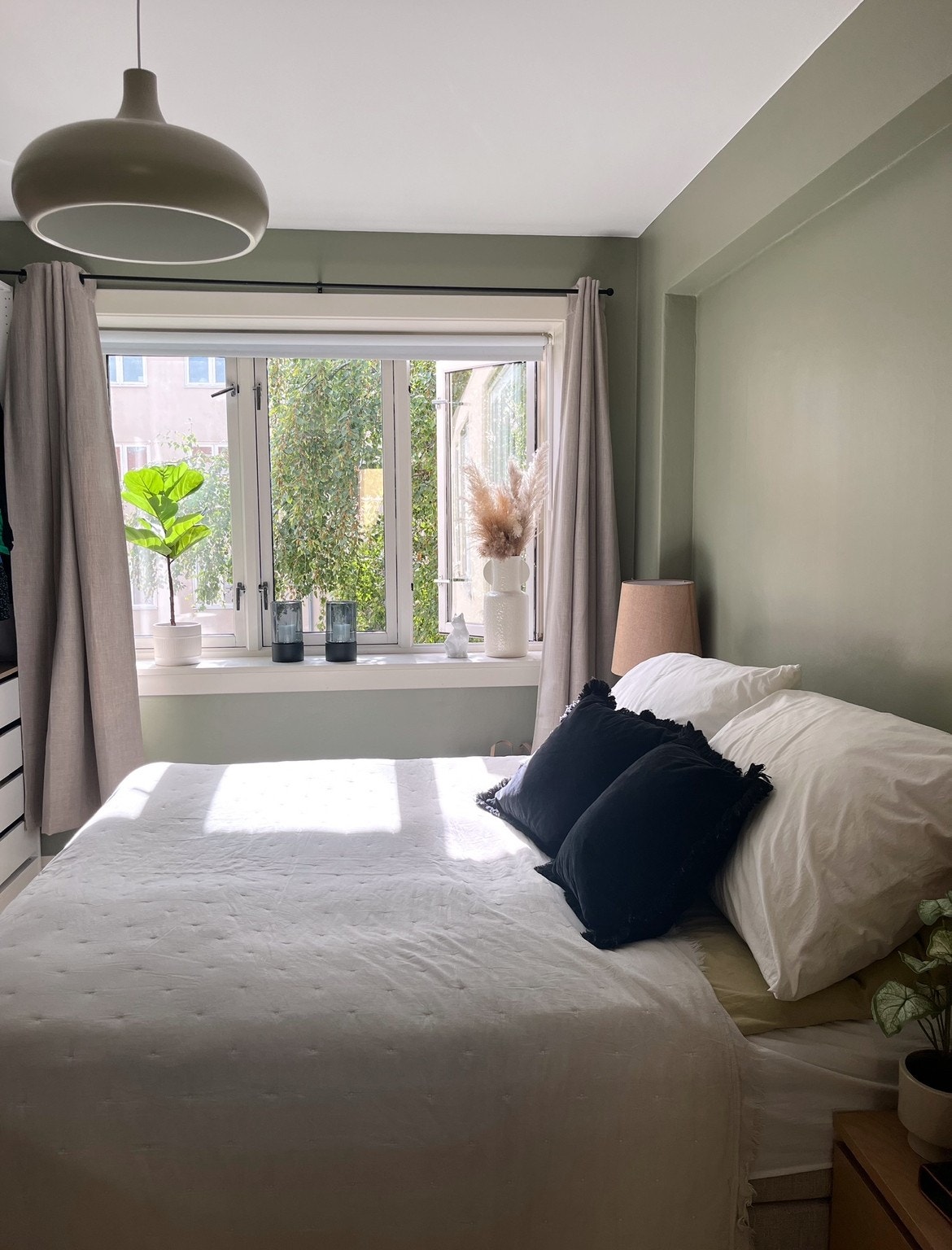 Mulighet for å ha sengen vendt mot garderobeskapet dersom du ønsker nattbord på begge sider. Galleribilde