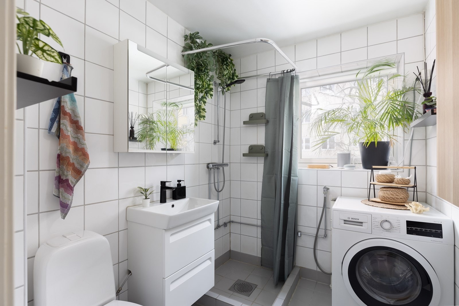 Baderommet består av gulvstående toalett, 50 cm servant med skuffer og dusjhjørne. Opplegg for vaskemaskin. Galleribilde