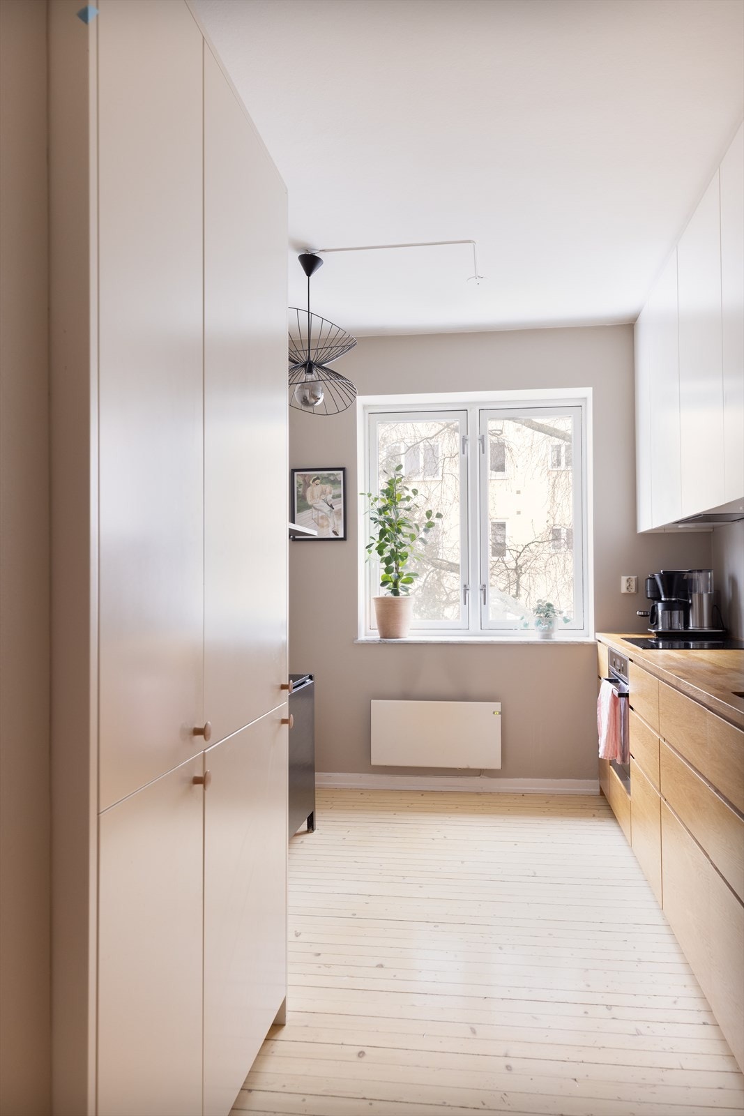 Separat og delikat kjøkken som har godt med skap-og benkeplass. Kjøkkenet er fra 2015, og arkitekttegnet. Galleribilde