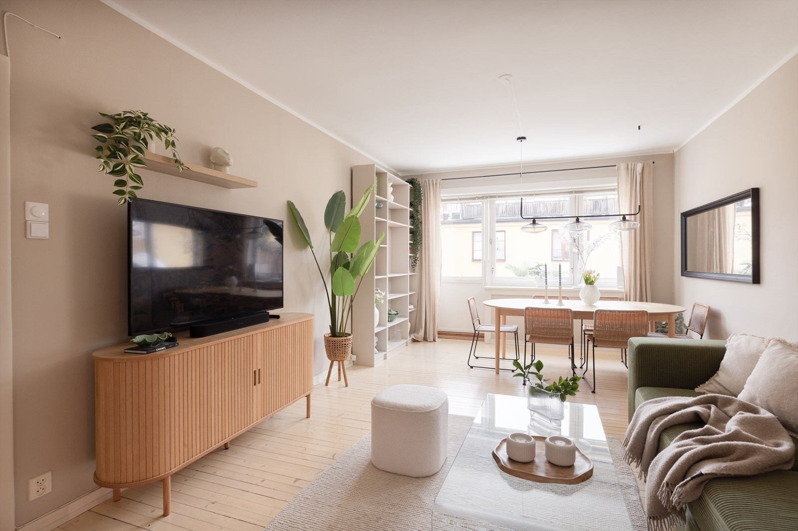 Stuen oppleves som svært innbydende og romslig. Den gjennomgående planløsningen og de store vindusflatene sikrer fantastisk lysinnslipp - her kommer du garantert til å trives! Galleribilde