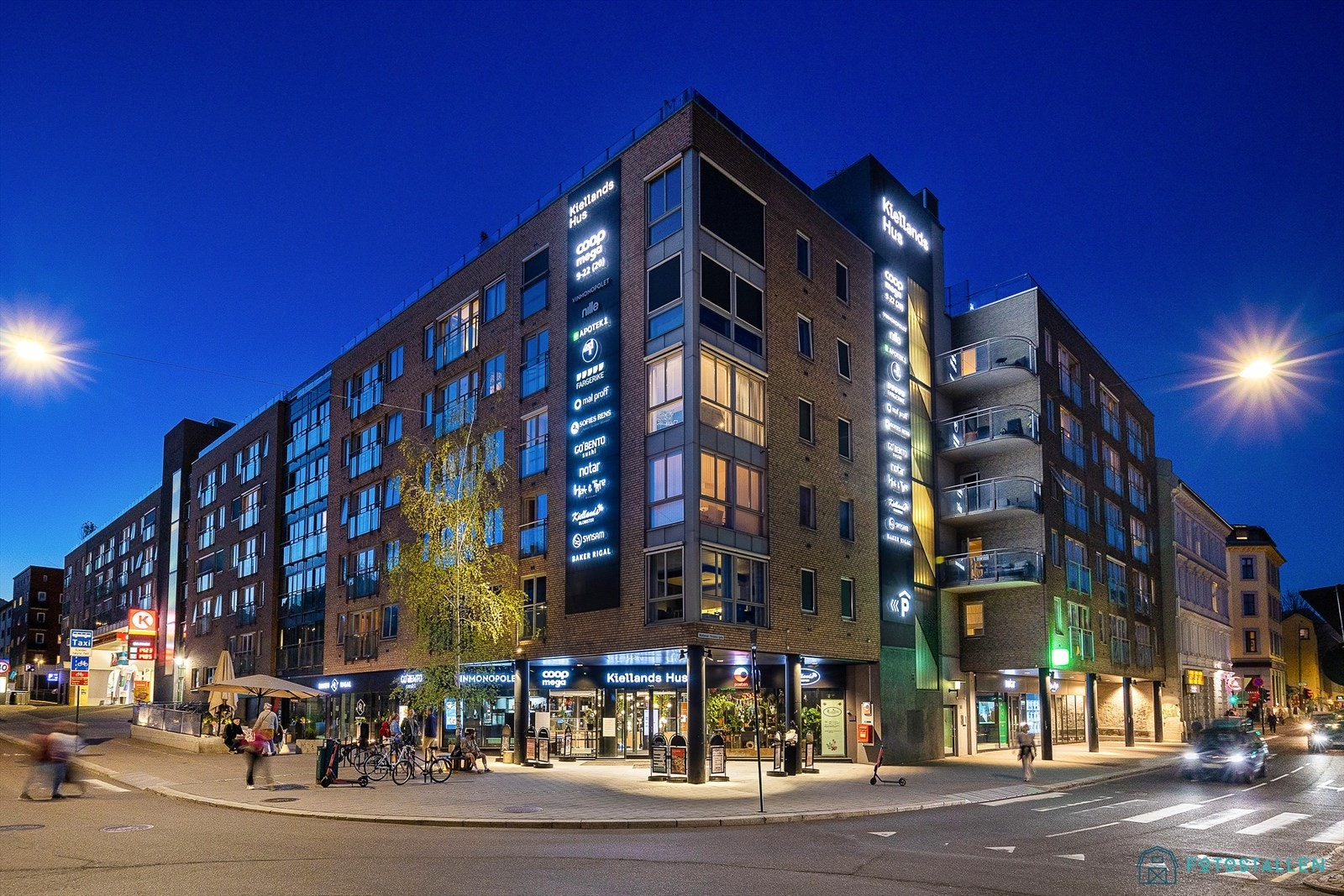 Kiellands Hus er et trivelig lite nærsenter som ligger lett tilgjengelig til ved Alexander Kiellands plass, hvor du får alt du trenger til hverdagen. Galleribilde