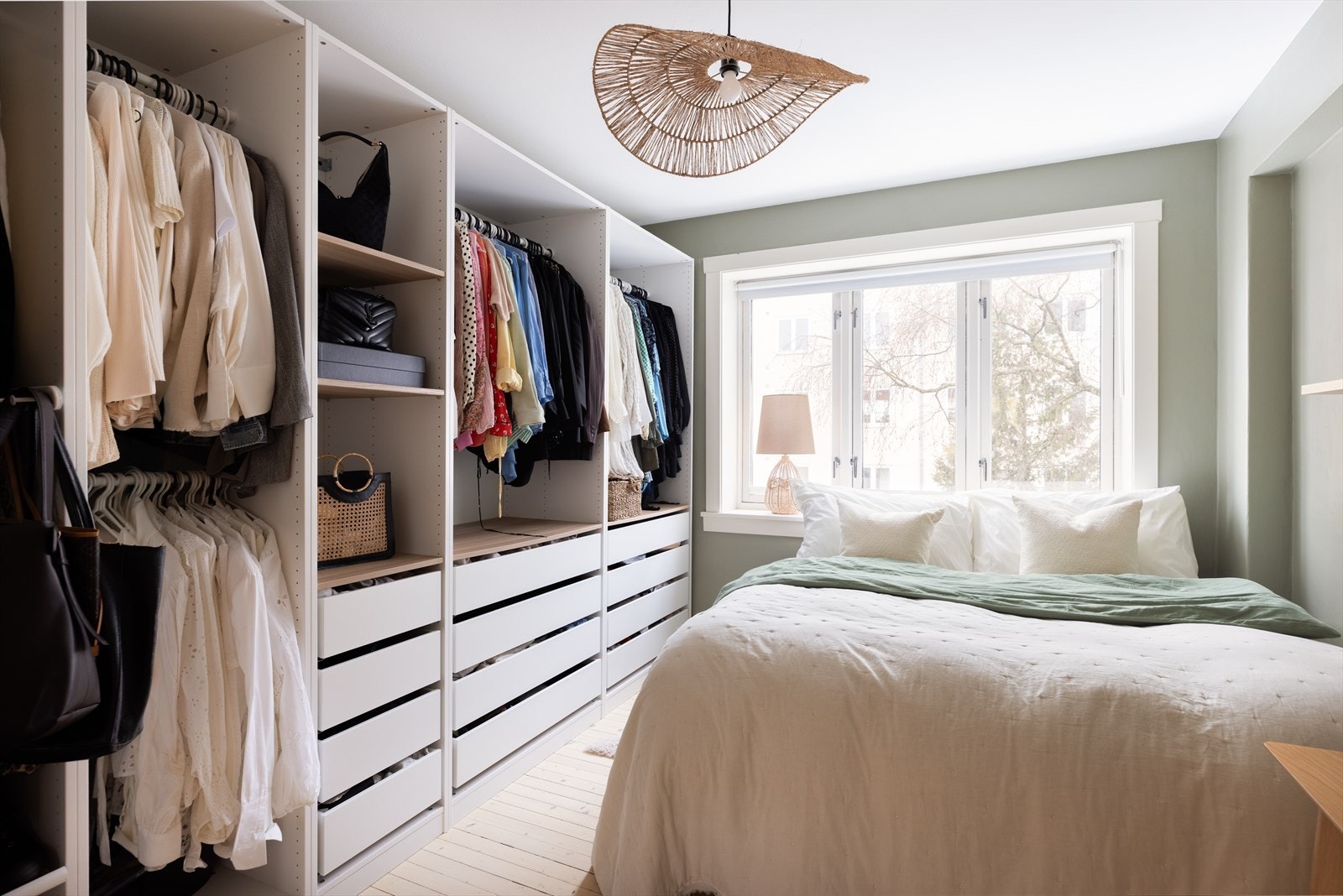 4 meter garderobeskap med masse oppbevaringsplass. Mulighet for å supplere med annen innredning og/eller dører om ønskelig! Galleribilde