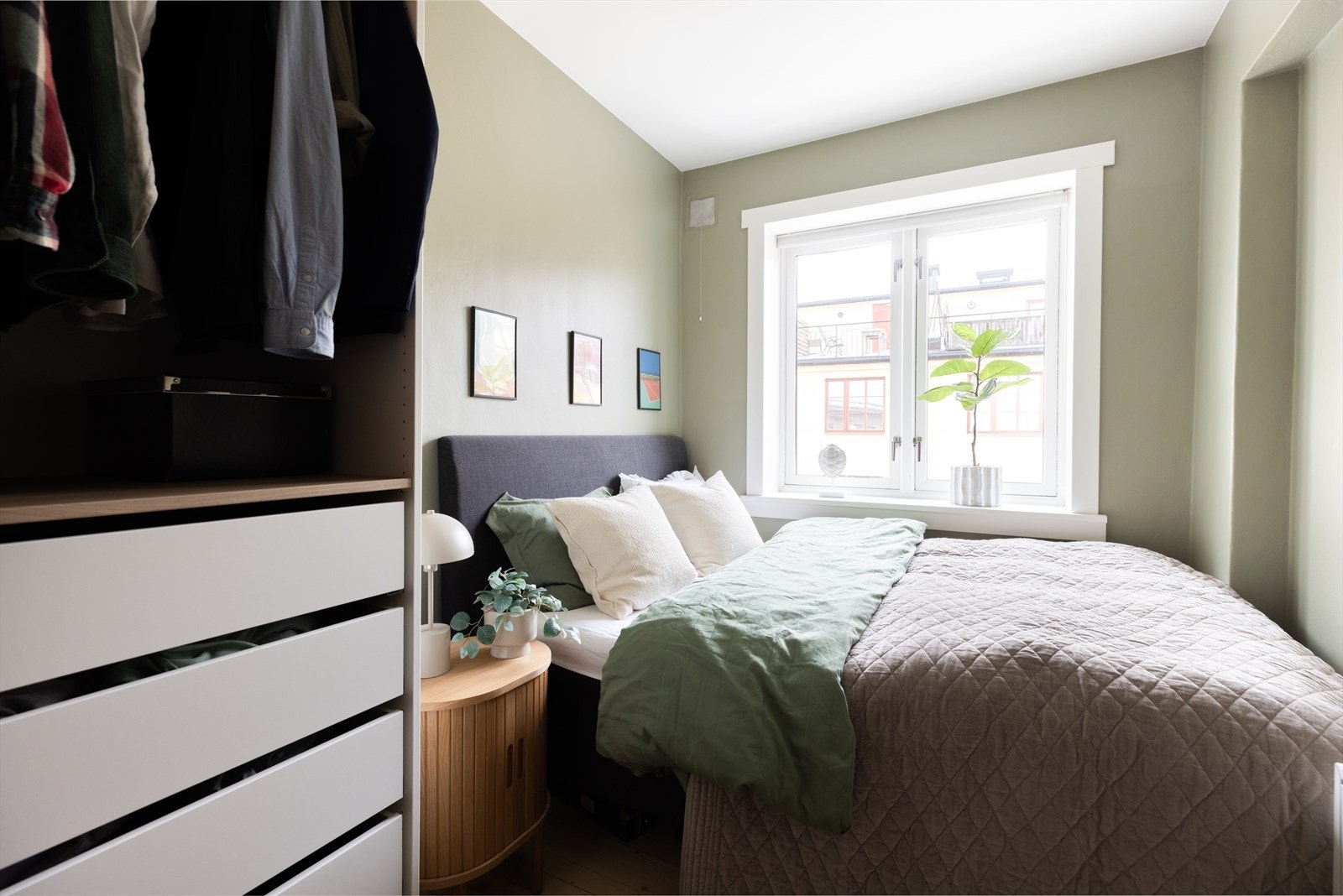 Her er det plass til dobbeltseng og garderobeskap. Galleribilde