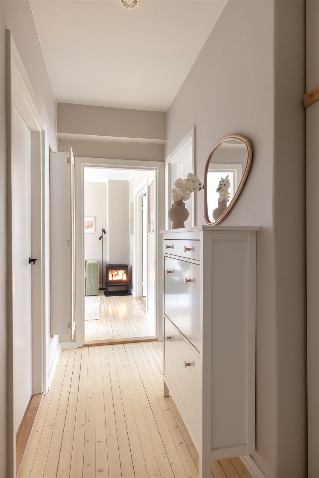 Peis i stuen som varmer godt og skaper lun stemning på kalde vinterdager. Galleribilde