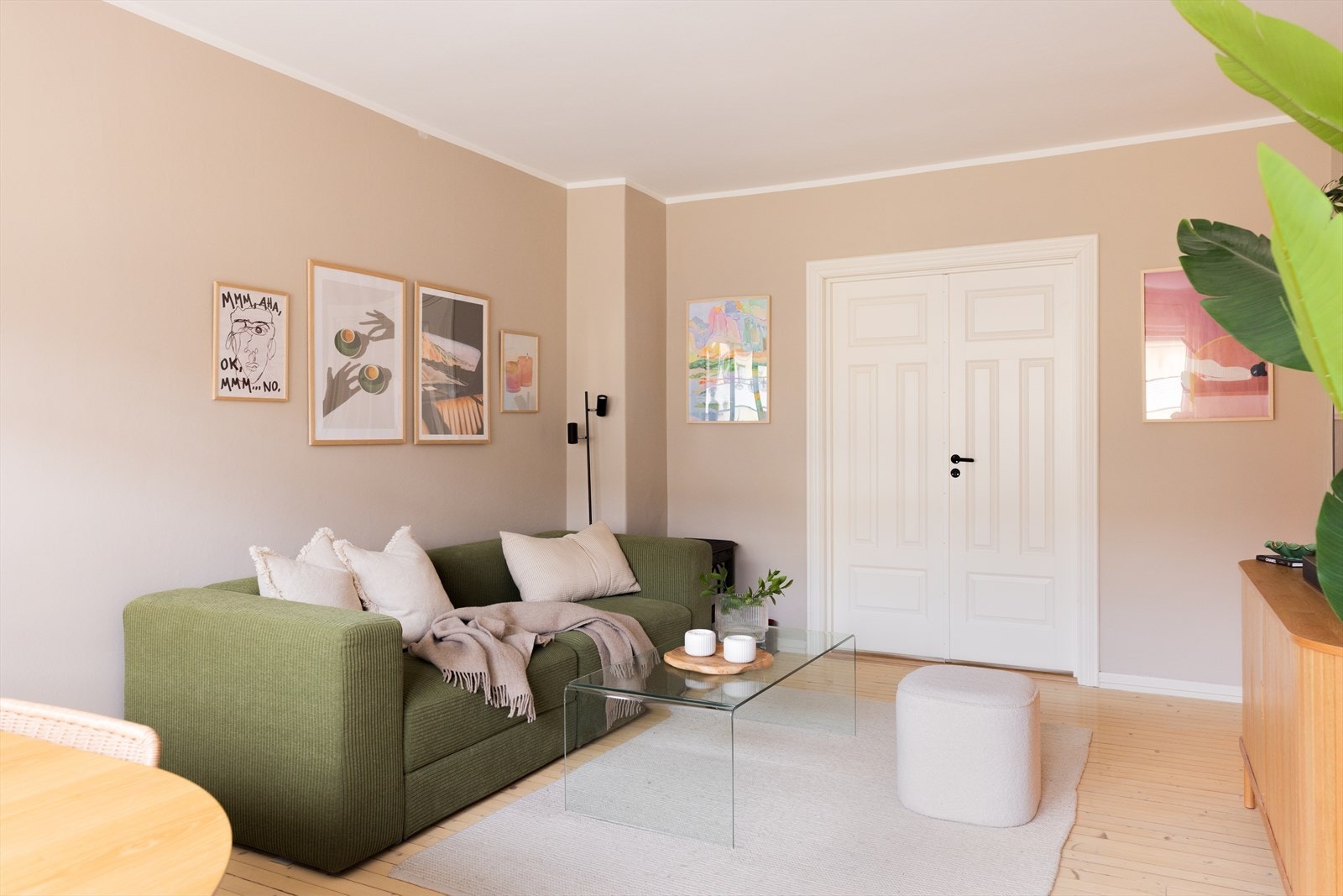 Klassisk, dobbeltdør fra stuen inn til hovedsoverom som vender mot bakgård. Galleribilde