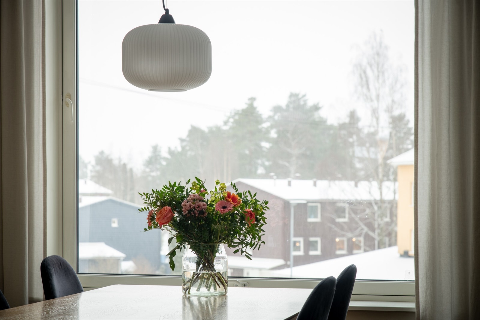 Foran blokken er det småhusbebyggelse som rekkehus og fine etablerte grøntområder. Galleribilde