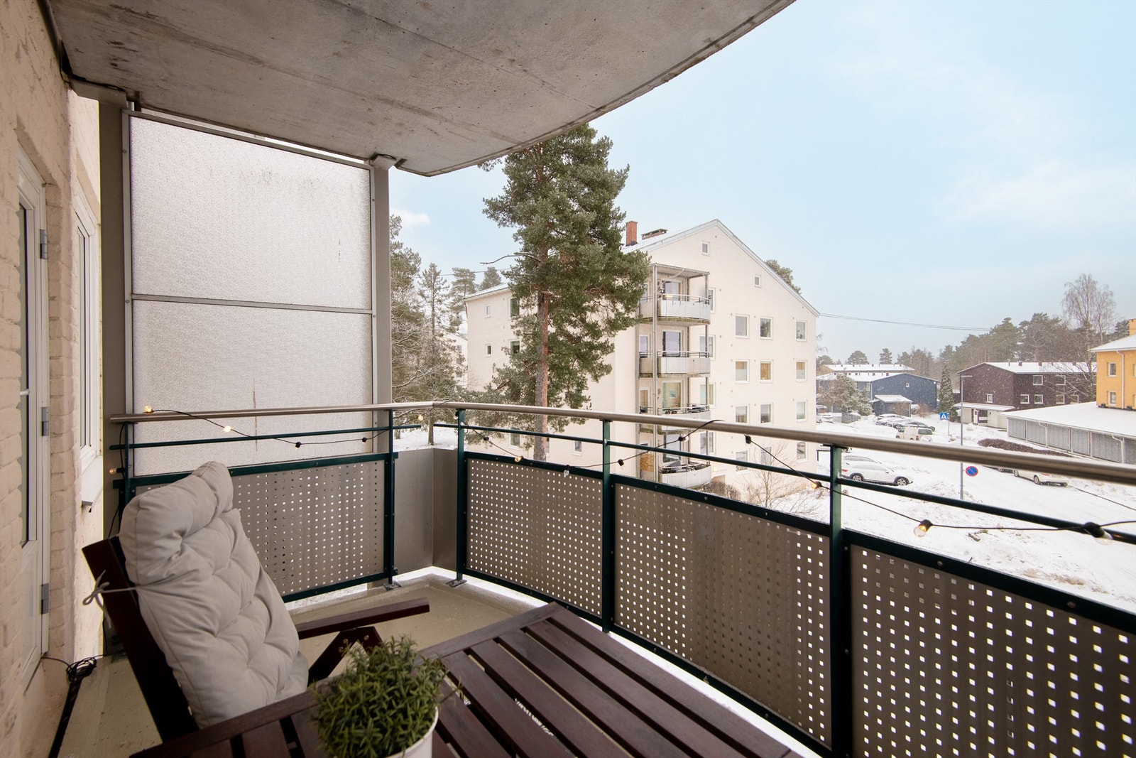 Balkongen har perfekt beliggenhet og en strålende solgang fra morgen til kveld. Galleribilde