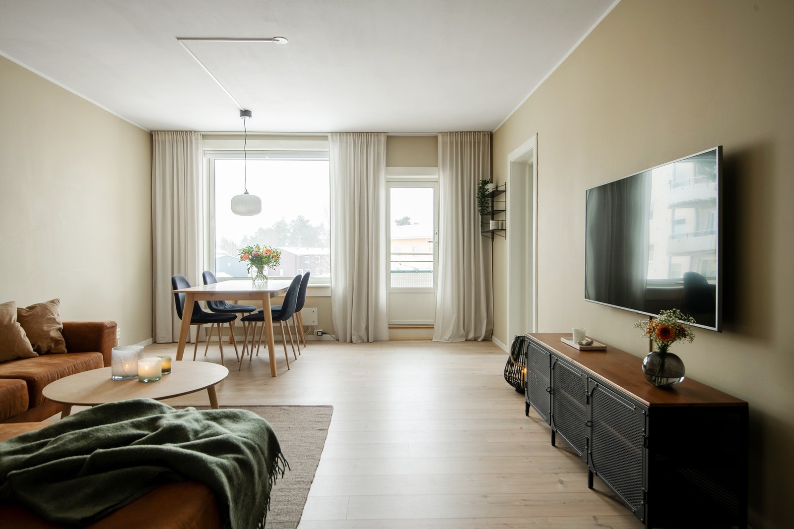 Her finner du en romslig og lys stue med mye plass og utgang til balkongen. Galleribilde