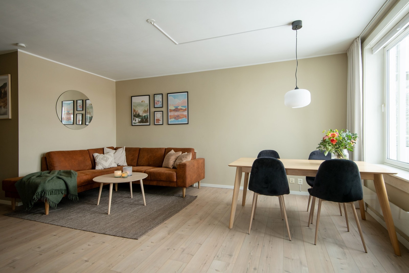 I stuen er det god plass til spisestue og sofagruppe. Galleribilde