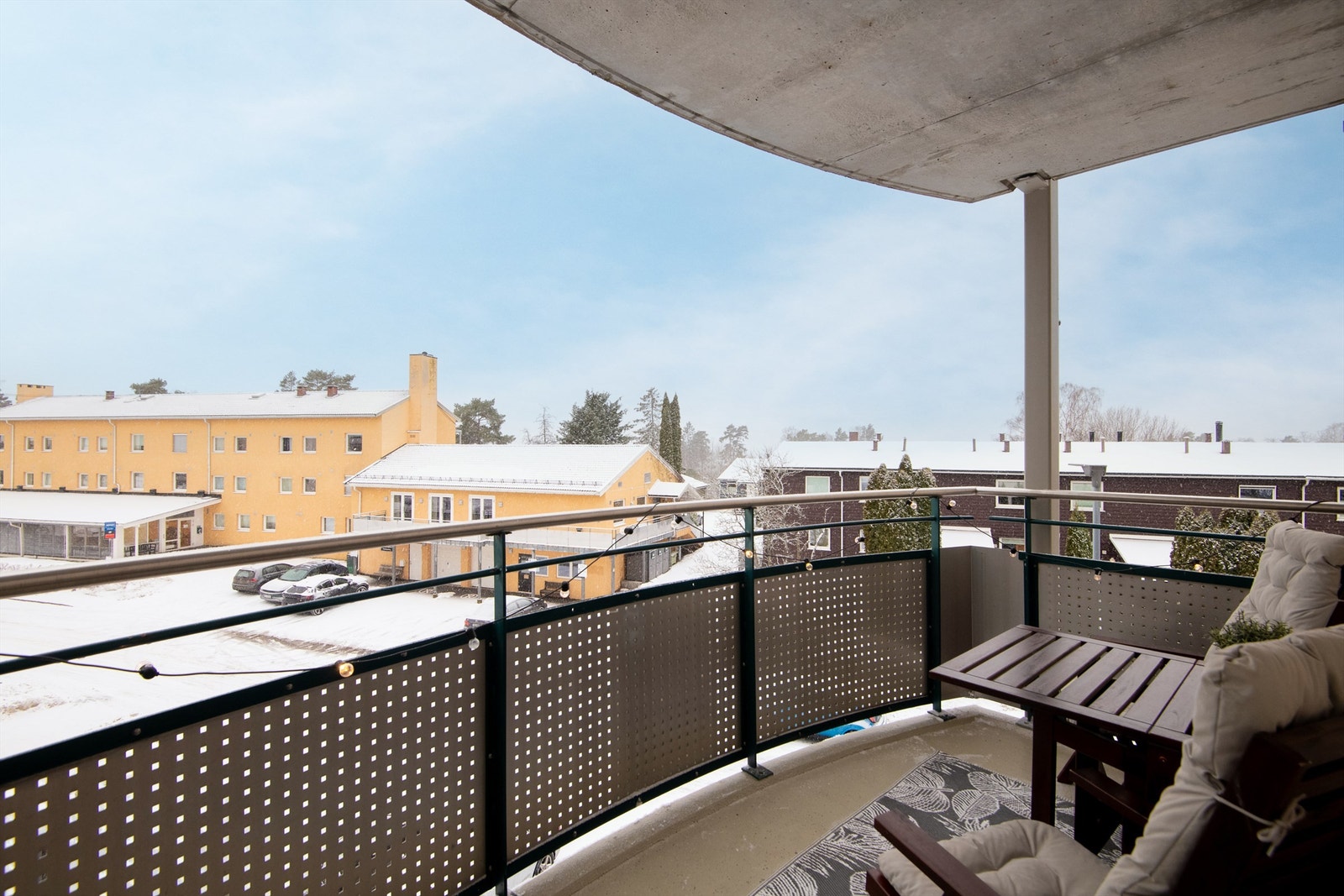 Velkommen til Mellombølgen 4 og denne råfine 3-roms andelsleiligheten i 3.etg med stor sydvestvendt balkong og sol fra morgen til kveld.! Presentert av Christoffer S. Akerjordet og Krogsveen Nordstrand Galleribilde