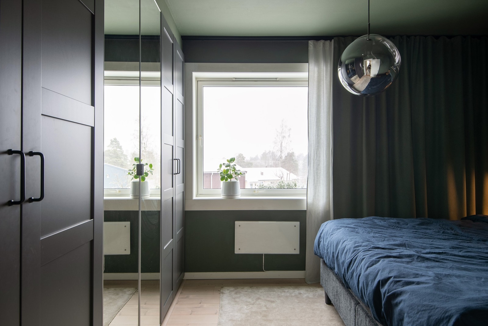 Godt med skapplass på soverommet i medfølgende garderobeskap. Legg merke til speilet som reflekterer lyset fra vinduet inn til stuen. Galleribilde