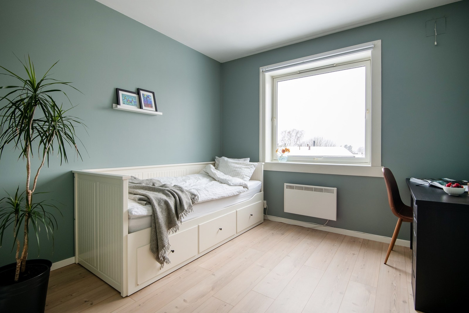 Romslig gjesterom/barnerom med god plass til seng og god lekeplass på gulvet. Galleribilde