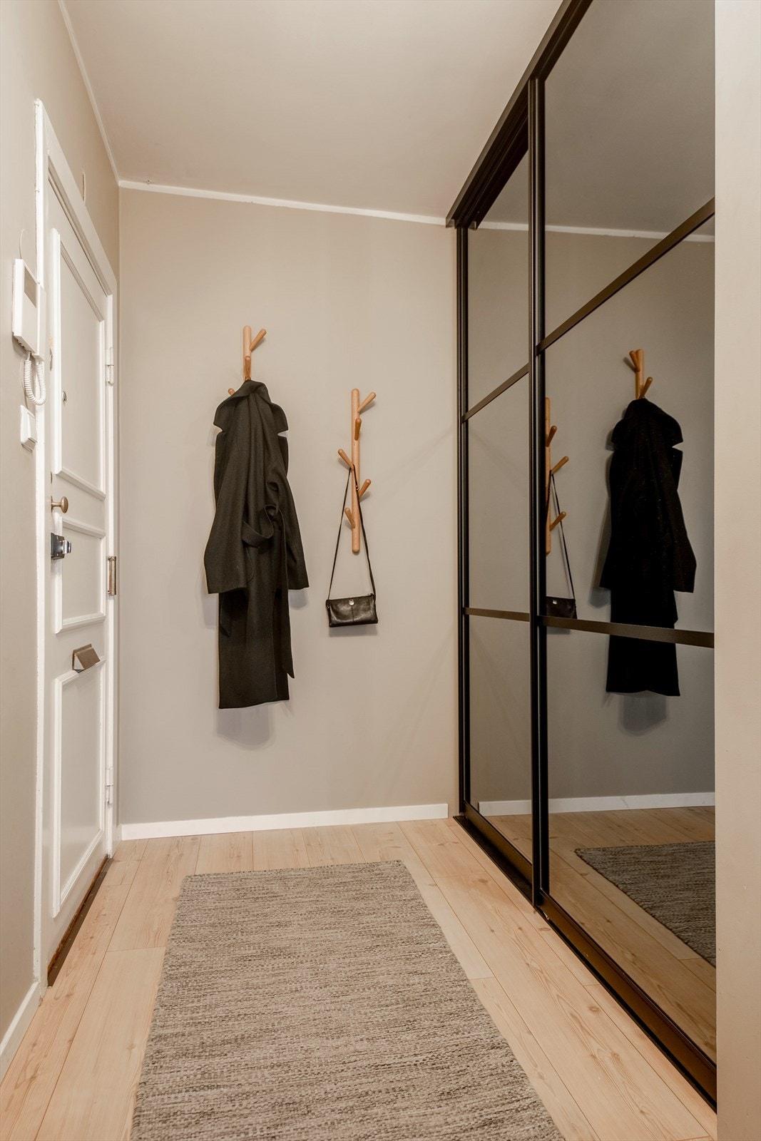 Lekker og innholdsrik skyvedørsgarderobe med innredning. Galleribilde
