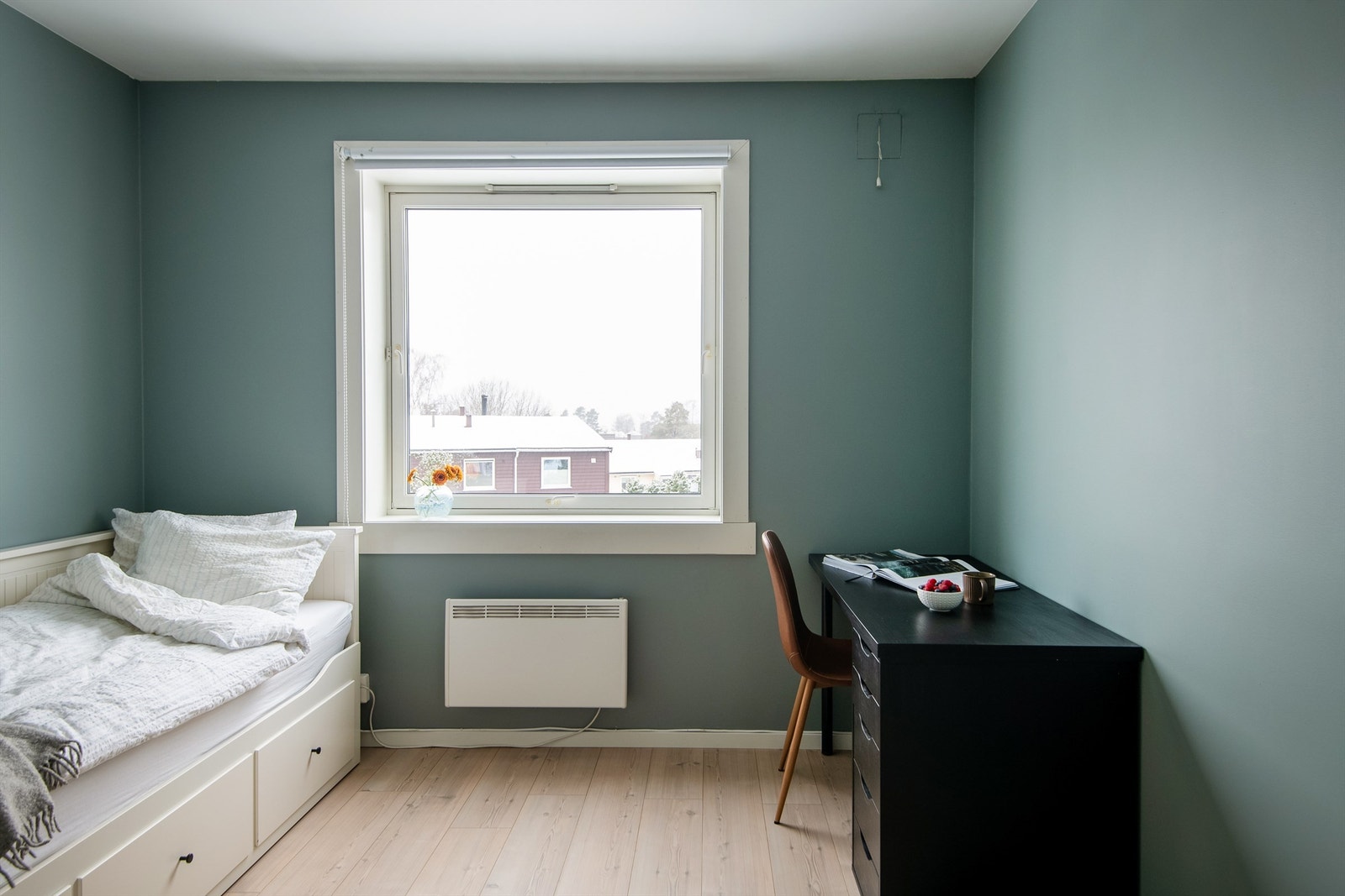 Romslig gjesterom/barnerom med god plass til seng og god lekeplass på gulvet. Galleribilde