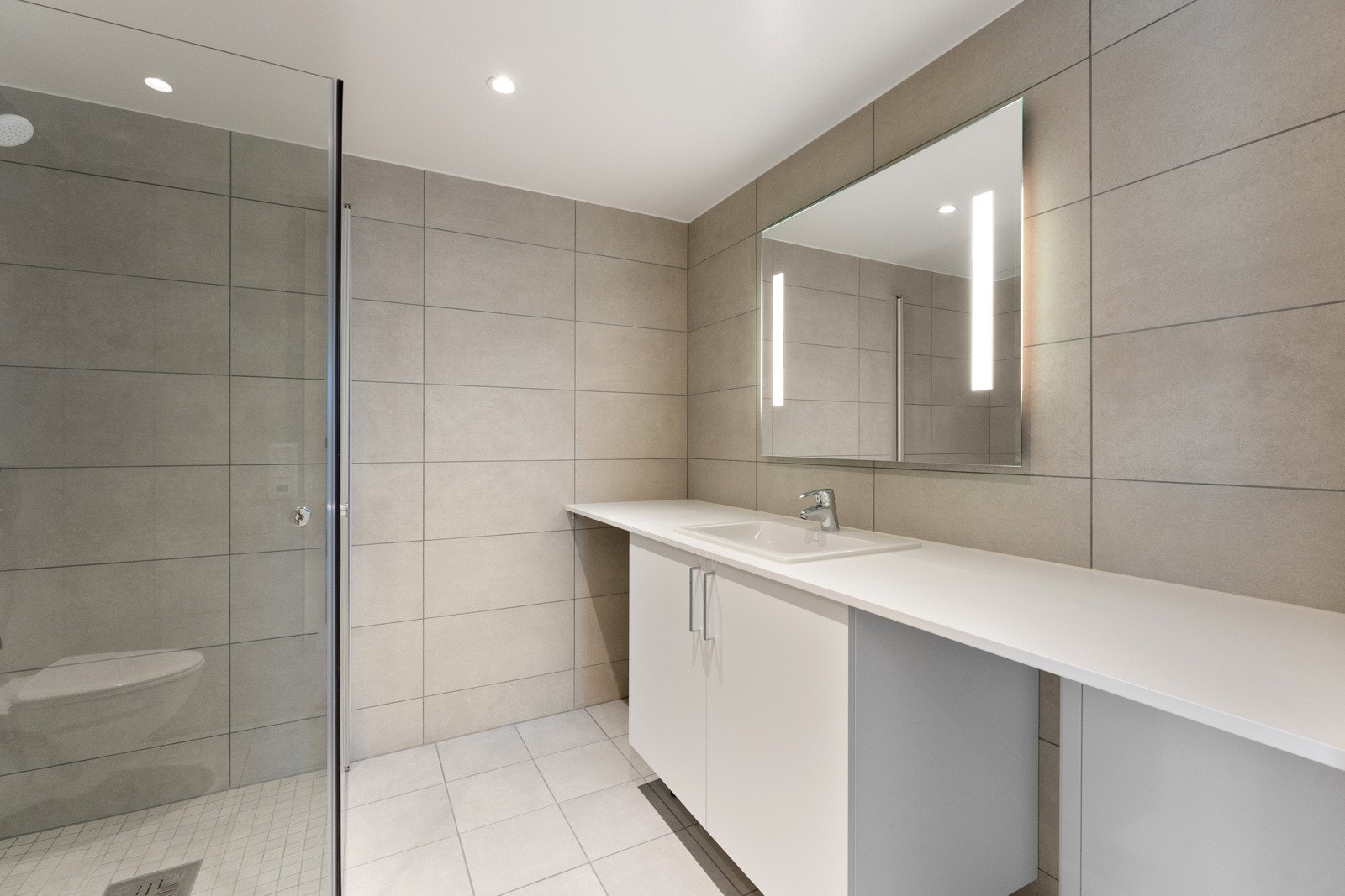 Badet har varmekabler i gulv. Opplegg for vaskemaskin. Galleribilde