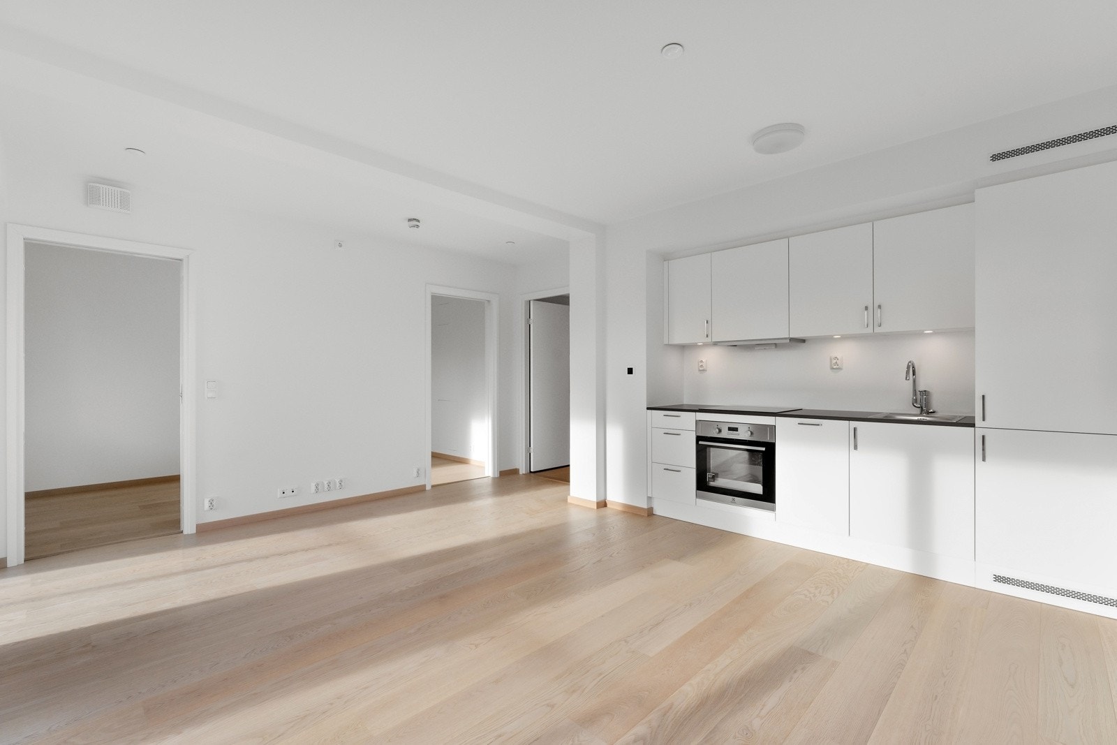 Kjøkkenet har rikelig med skap og benkeplass. Integrert kjøl/frys, ovn, oppvaskmaskin, steketopp og ventilasjon. Galleribilde