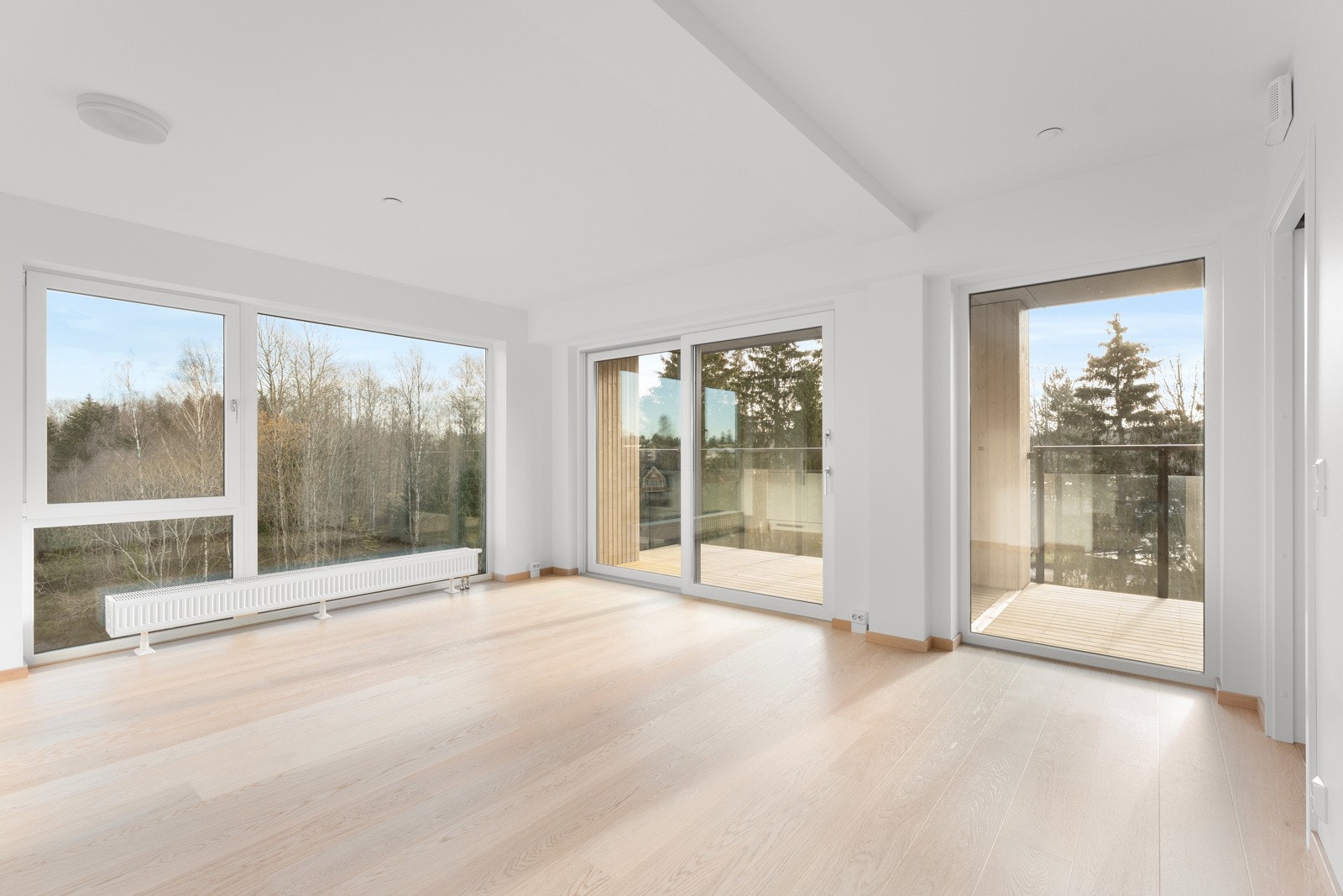 De store vinduene sørger for rikelig med lysinnslipp og flott utsyn til friareal Galleribilde