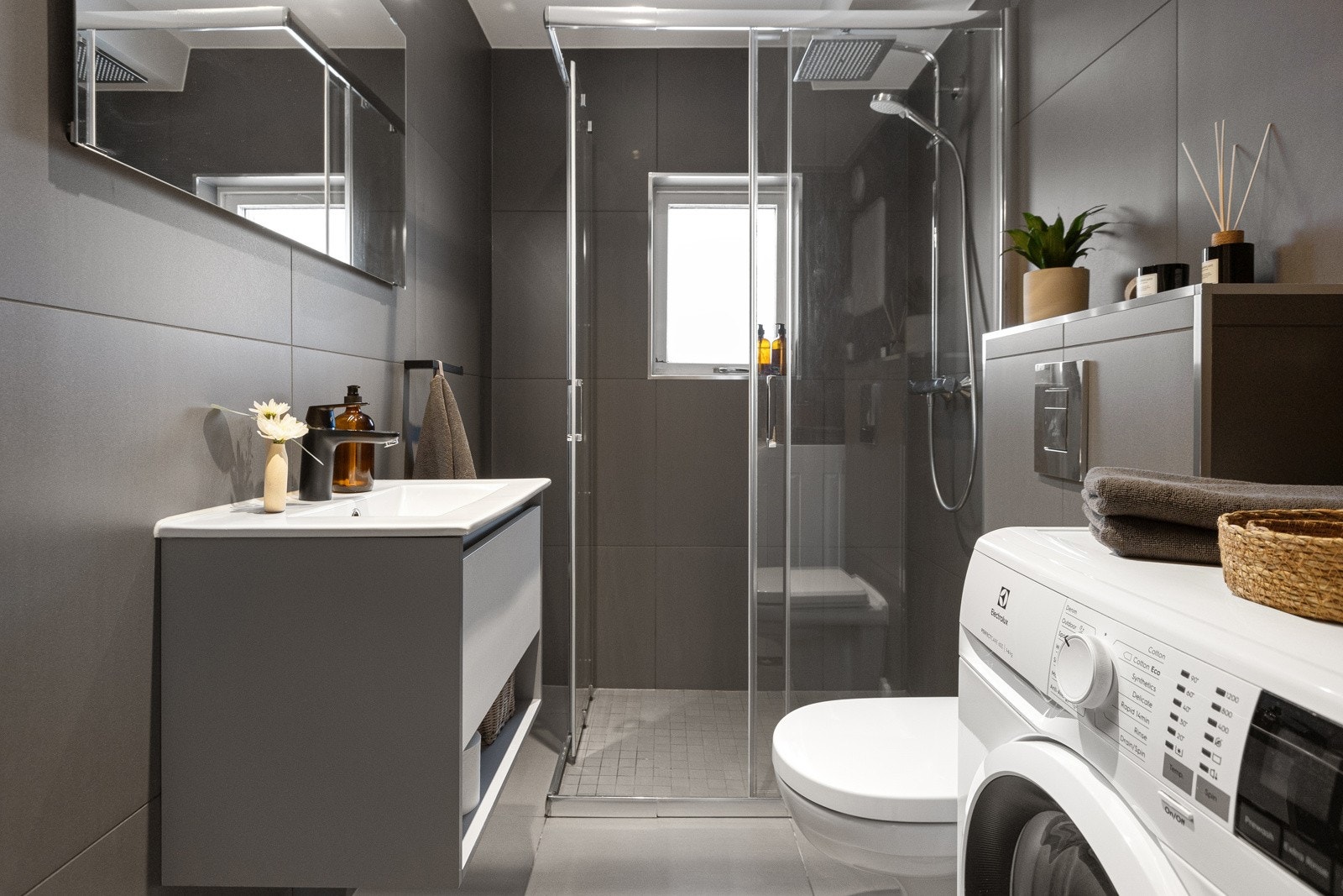 Pent flislagt bad fra 2019, innredet med varmekabler for behagelig varme Galleribilde