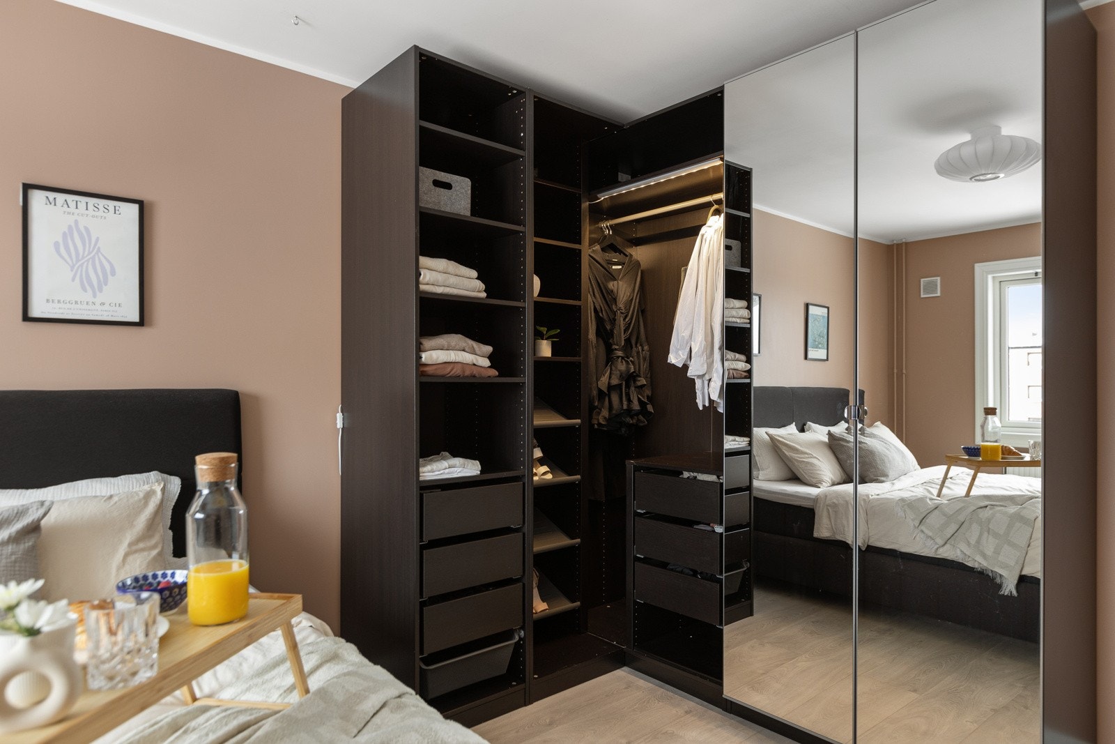 Det er gode oppbevaringsmuligheter med plass til en romslig garderobeløsning Galleribilde