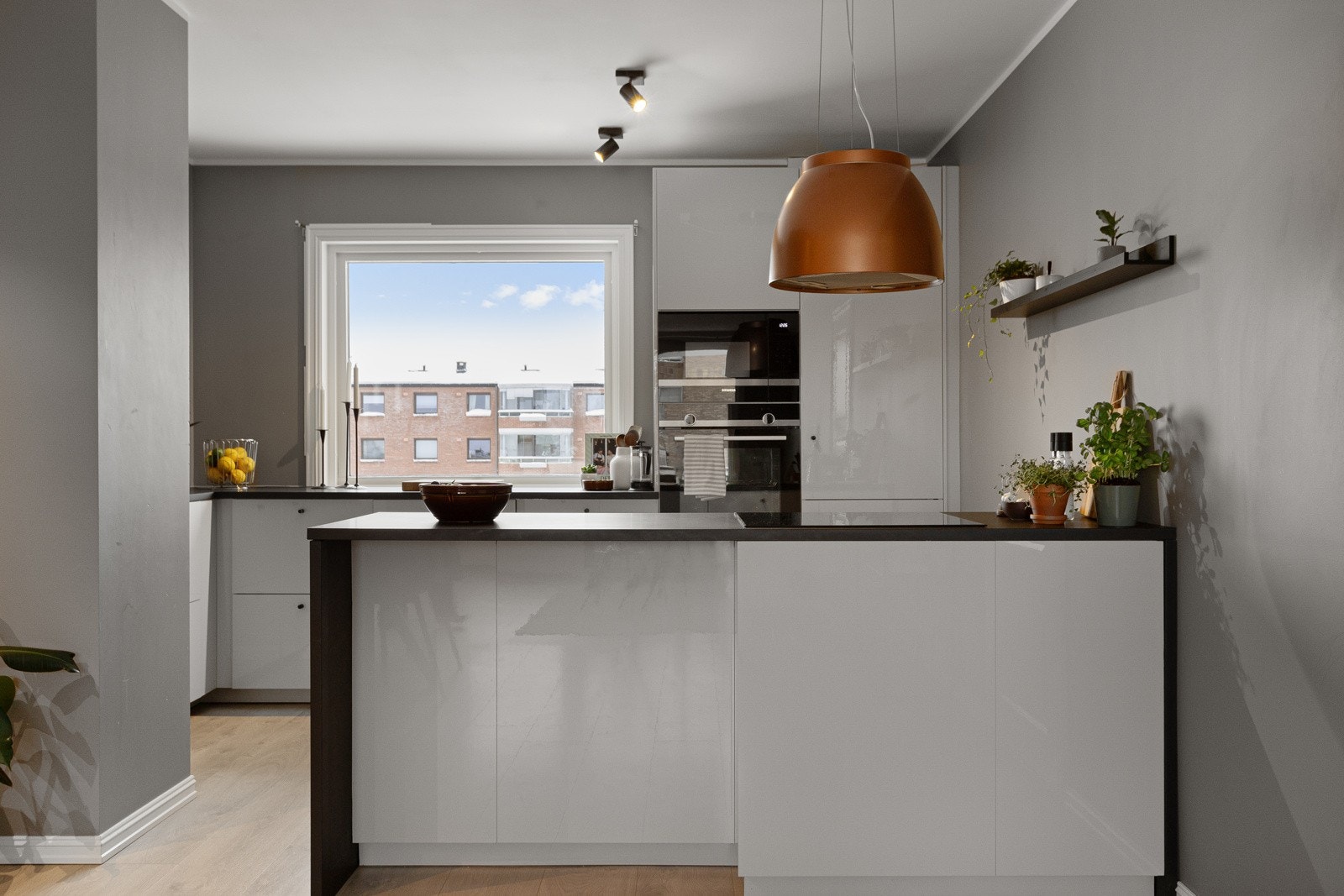 Pent, nytt kjøkken fra 2019 som er innredet med slette fronter og en funksjonell kjøkkenøy med platetopp Galleribilde