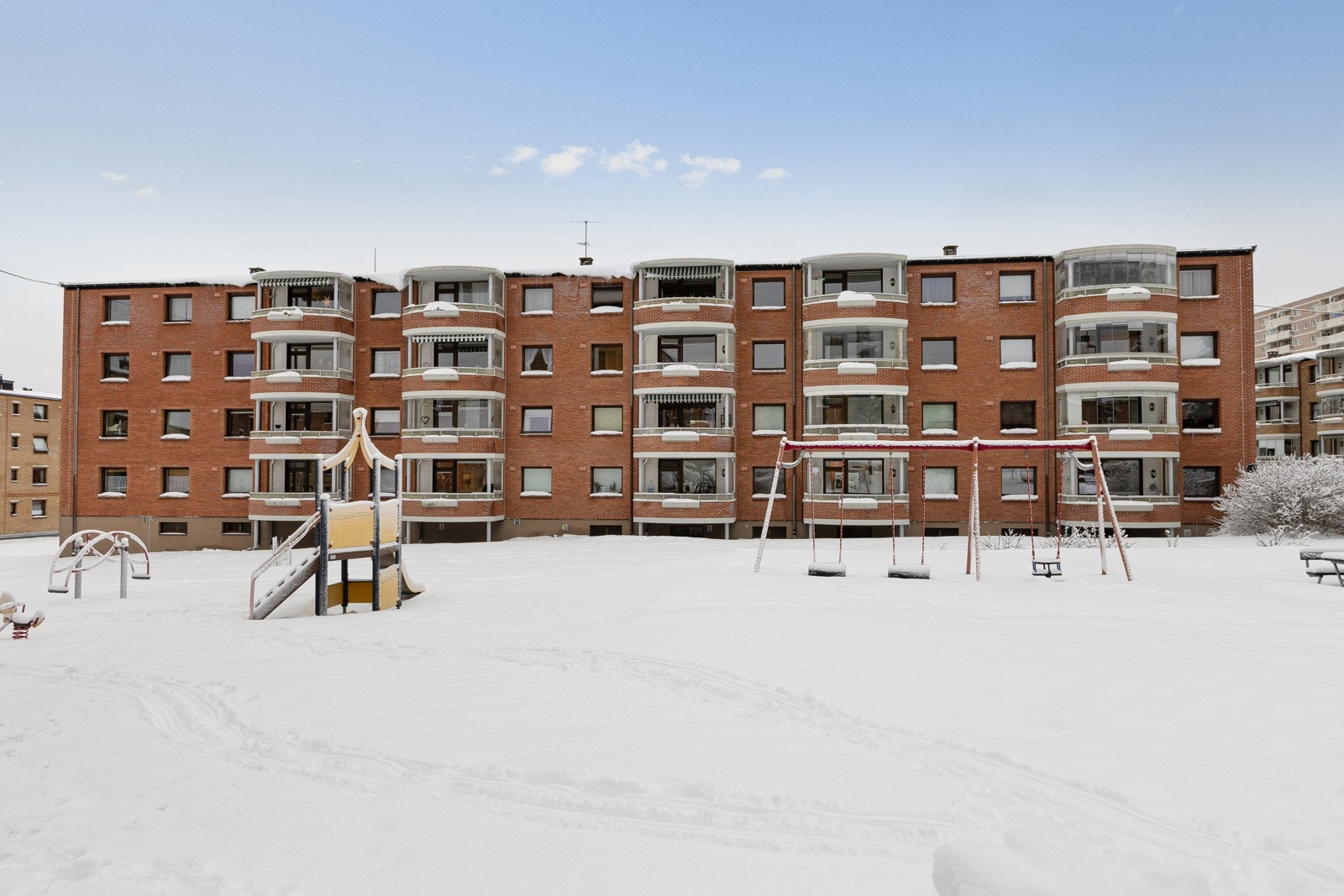 Pent opparbeidet tomt med store grøntarealer, sittegrupper og lekeplasser Galleribilde