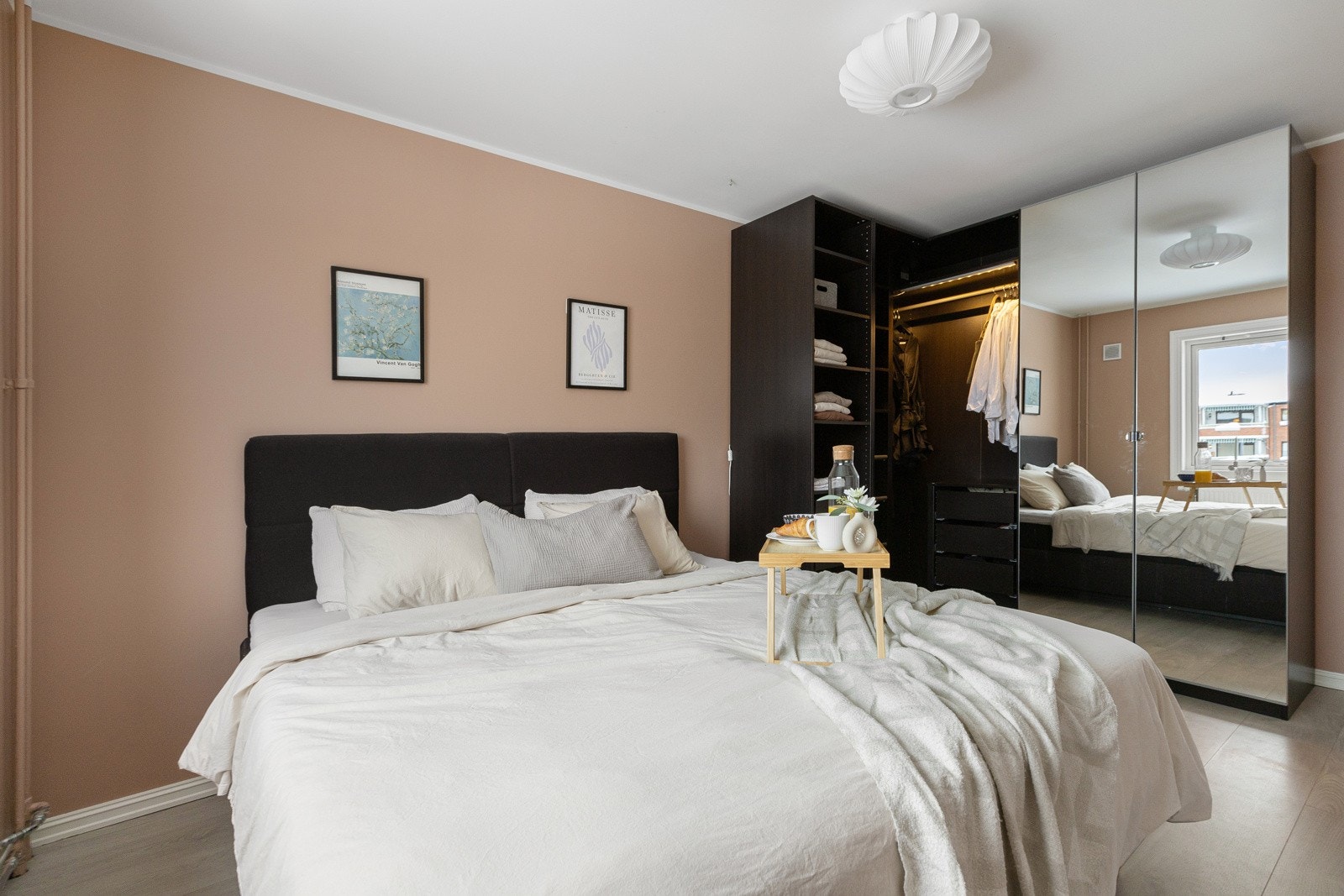 Soverommet er malt i lune og moderne fargetoner som bidrar til en behagelig atmosfære Galleribilde