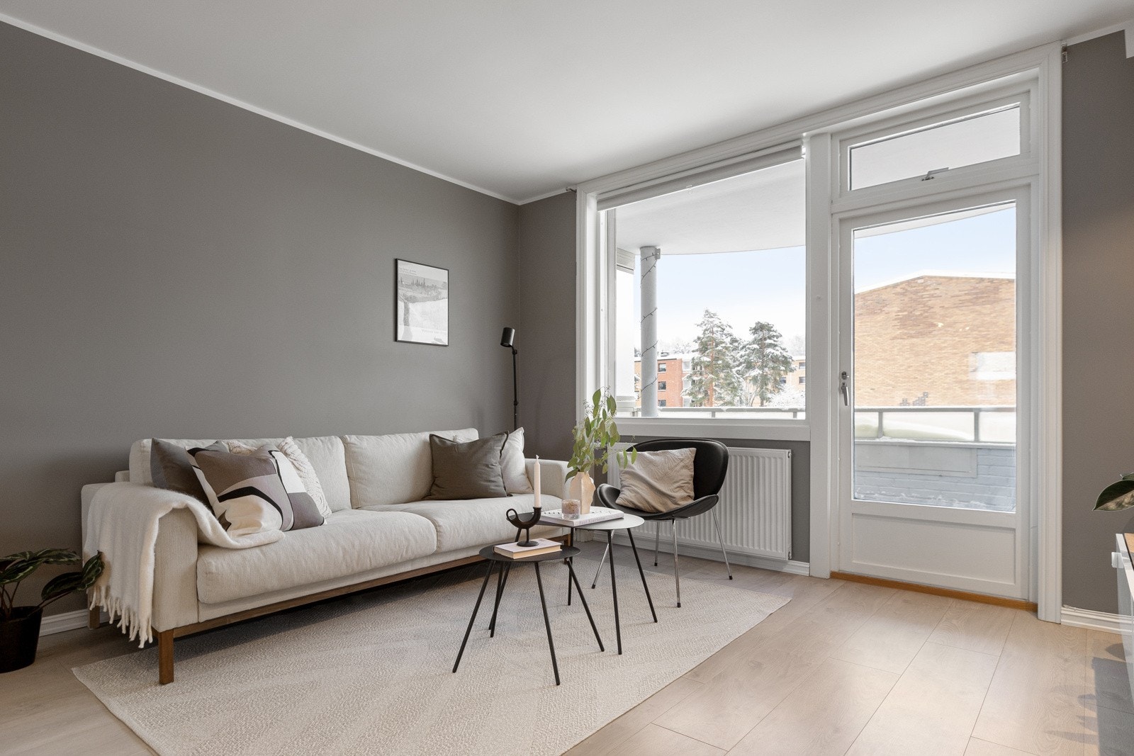 Takhøyden i stuen er målt til ca. 2,43 m Galleribilde