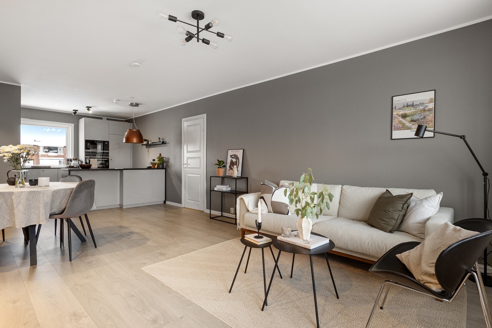 Gjennomgående lys med vinduer i begge ender Galleribilde