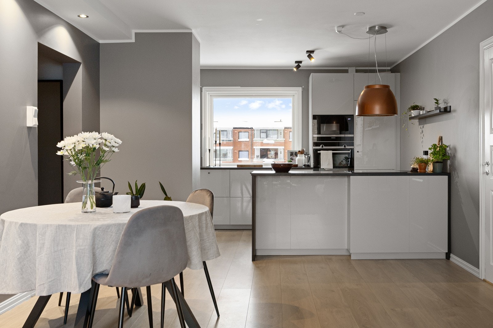 Den åpne og sosiale løsningen mot kjøkkenet gir en luftig atmosfære Galleribilde