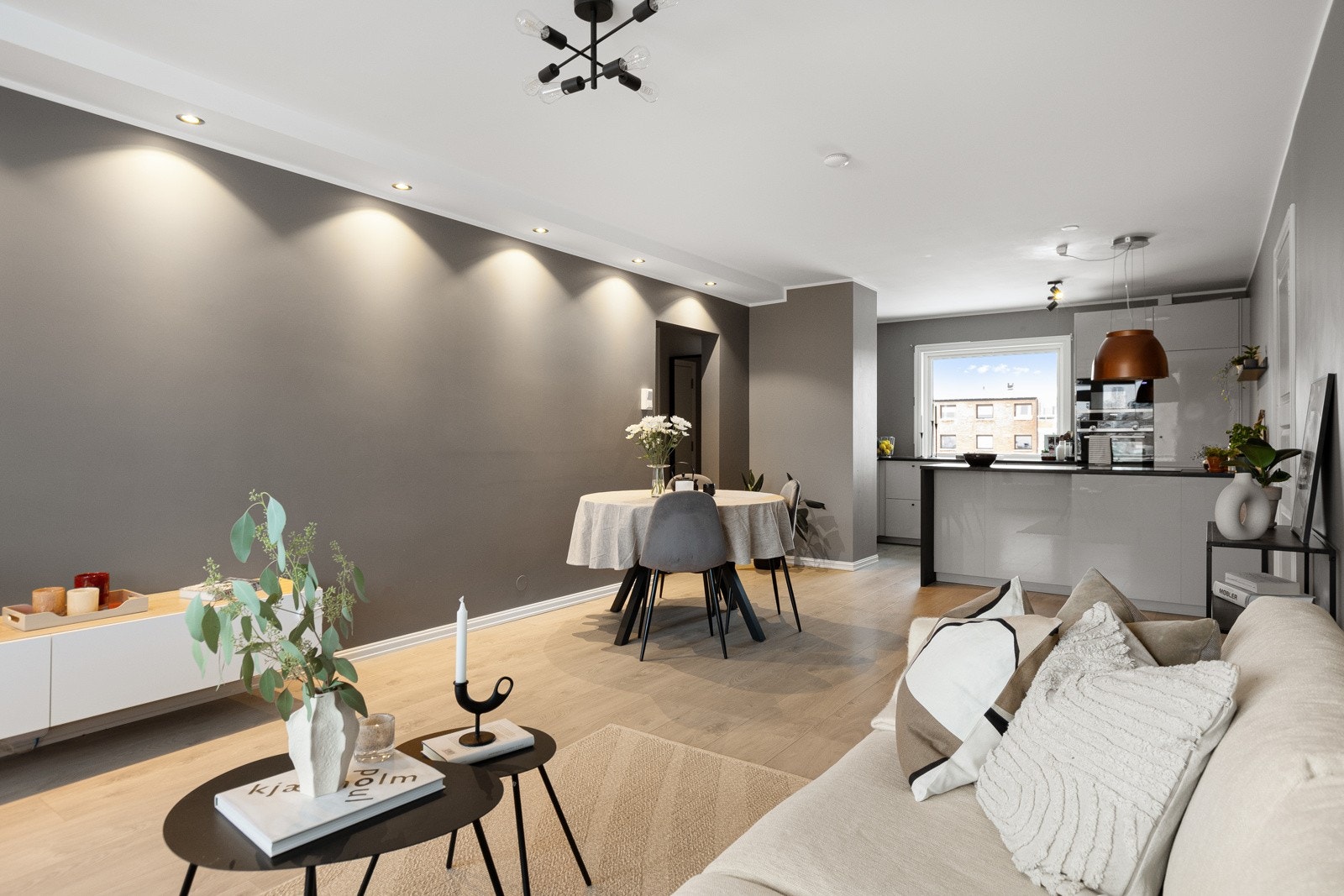 Malte slette takflater med innfelte downlights Galleribilde