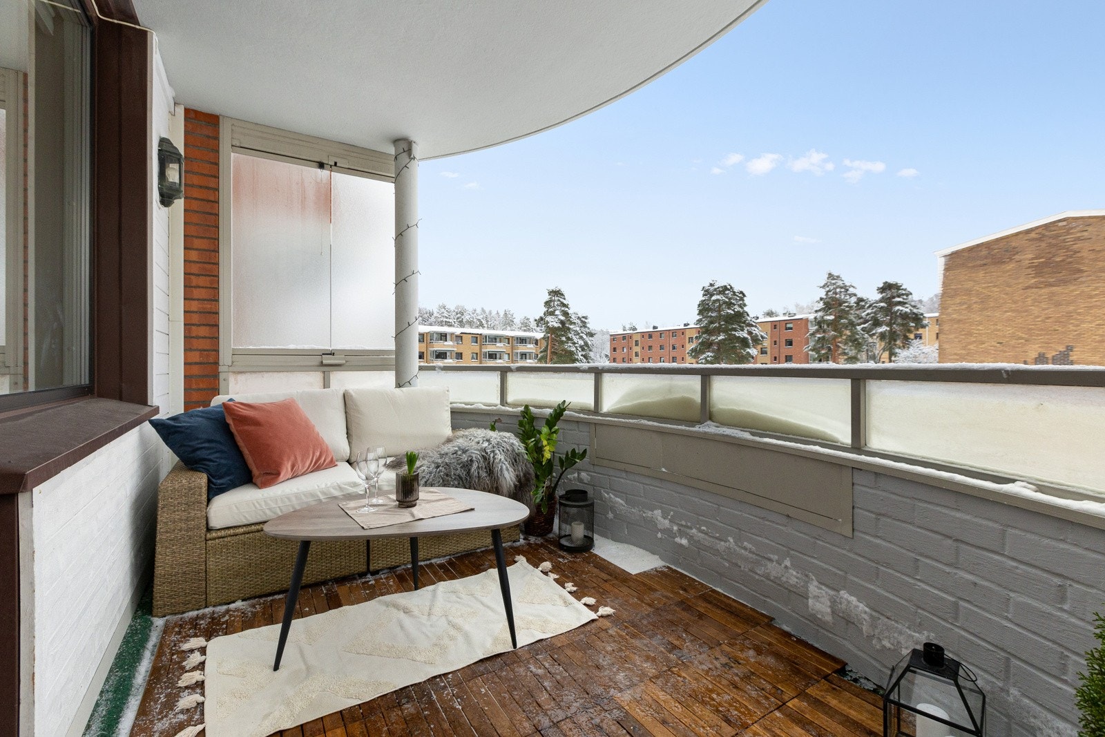 Dette er en lys og gjennomgående 3-romsleilighet som ble oppusset i 2019 Galleribilde