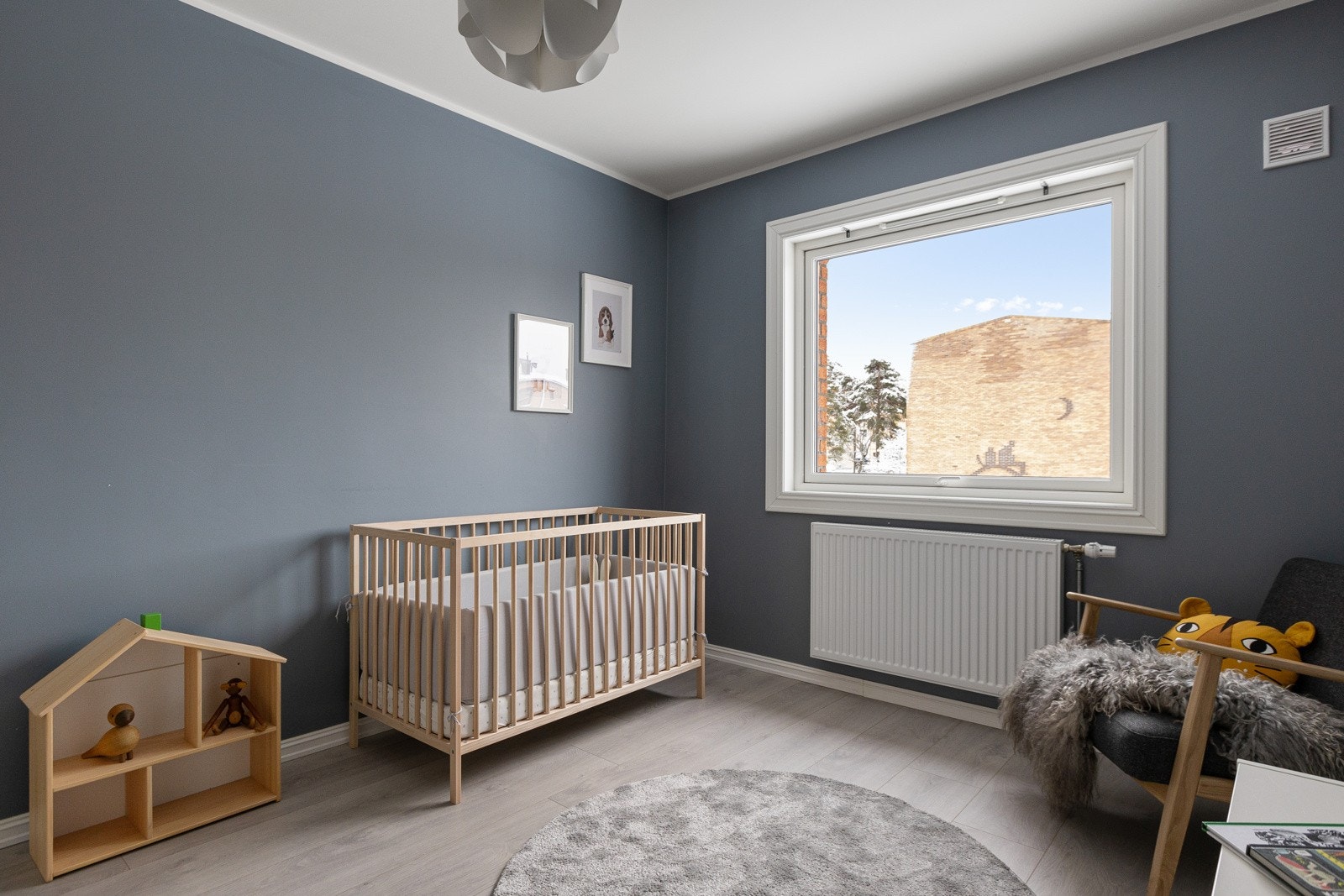 Soverom II er av god størrelse og har plass til dobbeltseng, garderobeløsning og en skrivepult dersom det er behov for en hjemmekontorløsning Galleribilde