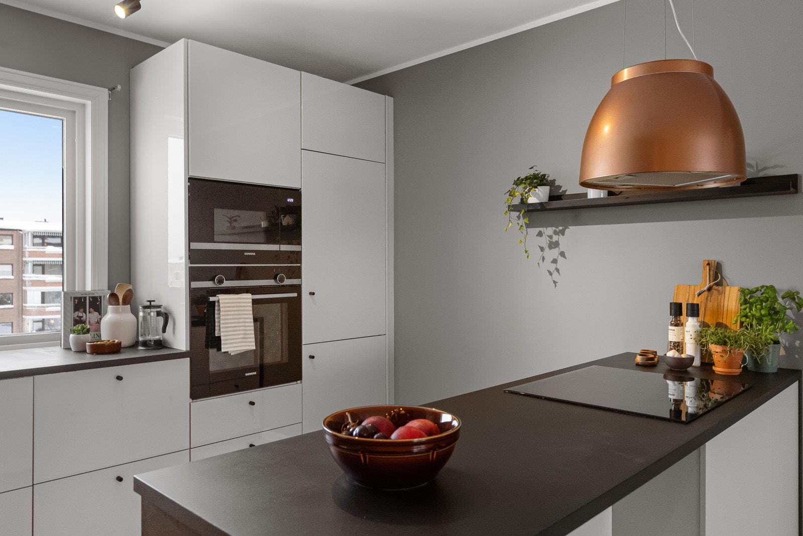 Funksjonell kjøkkenøy med platetopp Galleribilde