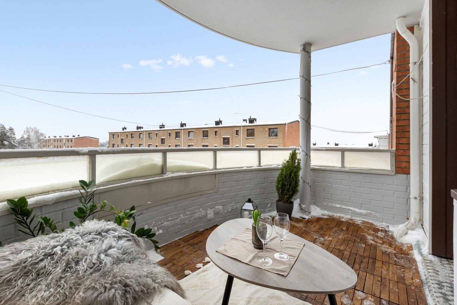 Fra stuen er det utgang til en romslig, sydvendt terrasse på ca. 7,3 kvm, som forlenger oppholdsrommet utendørs Galleribilde